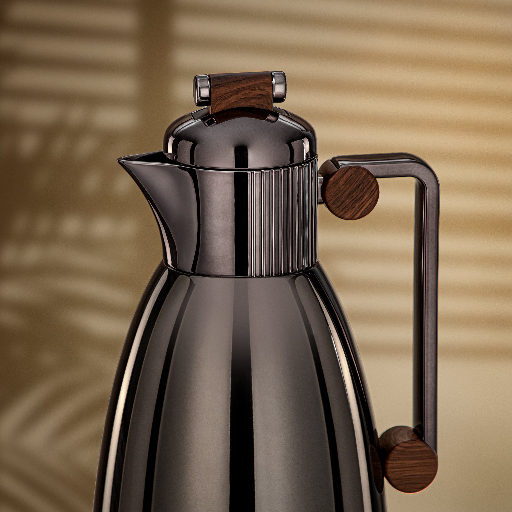 طقم ترامس المرجان 0.7 لتر و1 لتر باللون الأسود المعدني والخشب الداكن